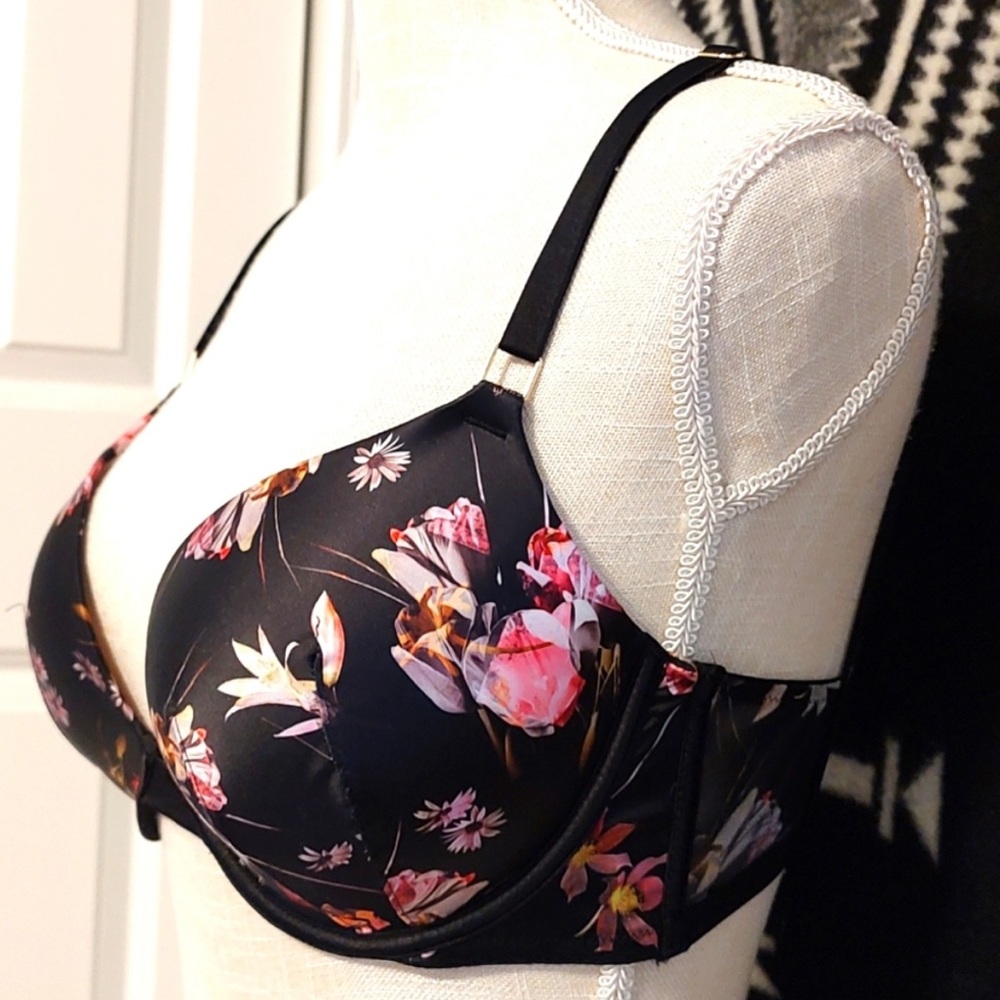 VICTORIA'S SECRET VERY
SEXY PLUNGE PUSH-UP Satin Black
Floral BRA Size 38DD - Picture 4 of 10